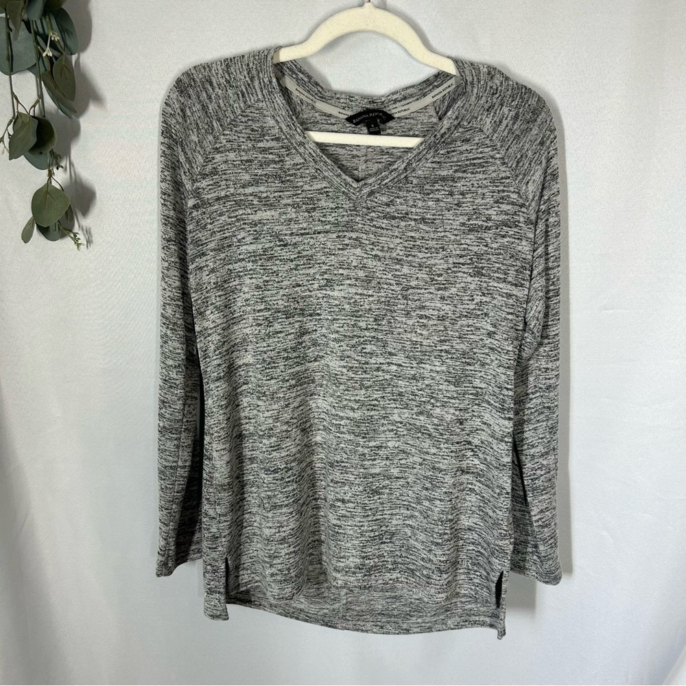Banana Republic | Stretchy Long Sleeve Heather Gray V Neck Top Size Small